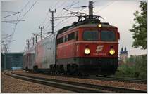 Kurz vor herannahenden Regenf�llen hat die 1142 623 soeben mit REX 7134 die Tullner Donaubr�cke befahren. 5.5.12