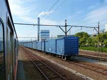 Abschied vom gedeckten Güterwagen in Japan: Der Transport von Druckpapier auf der Schiene von der Gakunan-Privatbahn aus wird aufgegeben, weil JR Freight am Uebergangsbahnhof Yoshiwara keine Güterwagen mehr entgegennimmt. Damit verschwinden die letzten gedeckten Güterwagen Japans. Hier eine Reihe Wagen des Typs WAMU in Hina auf der Gakunan-Bahn; zuvorderst Wagen WAMU 3-80050. 2.November 2011. 