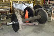 Gef�hrte Tour durch die Werkst�tten in  Steamtown  Scranton, PA (4.6.09): Und neue Achsen zu den Achslagern 