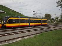 Nachdem die neuen Fahrzeuge der AVG in der Presse offiziell vorgestellt wurden ist nun m�glich solche Bilder im Internet zu zeigen. Hier ist AVG 925 zu sehen als er am 27.04.2012 im Rheinhafen Karlsruhe angekommen war und darauf wartet zusammen mit seinem Bruder 923 in den VBK-betriebshof geschobn zu werden. Ihnen werden umfangreiche Testfahrten zugef�gt, bevor sie auf der S2 im normalen Linienbetrieb ihre Testphase durchstehen. Auch Fahrten auf DB-Strecken und auf der Steilstrecke Baiersbronn - Freudenstadt sind eingeplant. Die restlichen 28 Fahrzeuge sollen nach offiziellen Angaben im Herbst bzw. bis Ende des Jahres kommen. Man munkelt aber etwas anderes, zudem besteht eine Option auf 45 weitere Fahrzeuge.