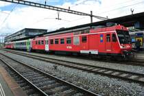 RE 3435/3440 beim Wenden in Solothurn. Bei diesem RBDe 566II Pendel ist der Mittelwagen durch einen �lteren Mittelwagen, der Pendelserie 566 I, ersetzt. Der Pendel besteht aus: RBDe 566 233, B 50 85 29-35 503-6 und dem ABt 50 85 80-35 933-1, 07.05.2012.