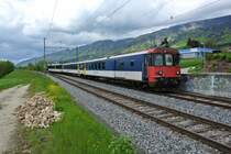 Der NPZ Bt am Regio 6540 ist immer noch durch einen BDt EWII ersetzt. Im Bild ist der Pendel, BDt EWII, 50 85 82-33 932-3, AB EWII, 50 85 39-35 008-3, und der RBDe 560 107-5, bei der Einfahrt in Lommiswil, 07.05.2012.