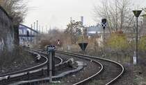 Berlin, Bf Ostkreuz, 25.11.10;  Signal So 1, Permissivendtafel, am Zuf�hrungsgleis von der Ostbahn nach Warschauer Stra�e.
Aufnahme war m�glich, weil der Ausgang Sonntagstr. wegen der Bauarbeiten zeitweilig verlegt wurde