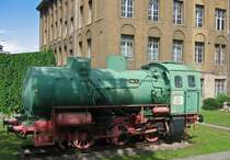 Thale, 28.08.06, Dampfspeicherlok aufgestellt vor dem Verwaltungsgeb�ude des ehemaligen VE H�ttenwerke Thale