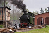 Nachdem die IK No.54 Kohle und Wasser gefa�t hat, setzt sie an ihren Zug (Bahnhof M�geln am 29.04.2012)