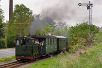Die IK No.54 rollt auf dem 3-Schienengleis in den Bahnhof Oschatz ein. (am 29.04.2012)
