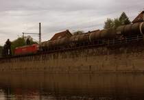 Die Saale flie�t kurz vor dem Wehr in Bad K�sen schon recht tr�ge, so da� der Fotograf  am 29.04.12  in kurzer Zeit 3 Z�ge ablichten kann. Hier geht es aber um die gro�e St�tzmauer saaleseitig.Der Kesselwagenzug,einer von vielen, die Tag und nacht �ber die Saaletalbahn dr�hnen, ist eher nur als Zugabe zu sehen.
Zeit 12.53 Uhr.  