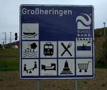  Das Blaue Band  ist eine Tourismusinitiative entlang der Saale.
Von Camburg  bis Alsleben war der Fotograf auf dem Flu� unterwegs, obwohl es zahlreiche Bahnstationen l�ngs der Saale gibt, war nur in Camburg  ein Hinweis 
auf den Bahnhof zu finden. Da auch die Gemeinden in die Auschilderung einbezogen waren kann man annehmen, Gro�heringen  ist bahnfreundlich eingestellt, daf�r spricht auch, da� sich der kleine ehemalige Lokschuppen im Besitz der Gemeinde befindet  und das Freigel�de davor als kleines Museum �ffentlich zug�ngig ist.
29.04.12  gegen 10:45 Uhr aufgenommen. 