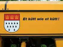 Et k�tt wie et k�tt! (Es kommt wie es kommt) Nicht aufregen, man kann sowieso nichts �ndern. Diese K�lsche Lebensweisheit und das K�lner Stadtwappen sind am 11.05.2012 in Aachen West auf einer Unimat 4S der Firma K�lngleis zu sehen.