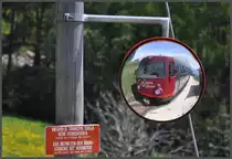 Ich bin einen Tag zu fr�h auf der Rittnerbahn unterwegs gewesen, sonst h�tte ich das 100 Jahr Jubil�um des Gesetzes 1447 Art 165 vom 09.05.1912 (siehe rote Warntafel) feiern k�nnen. Spiegelhilfe f�r den Lokf�hrer in der Bedarfshaltestelle Wolfsgruben. (08.05.2012)