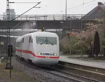 Starkregen-Schauer k�nnen durchaus ihre Reize bei der Bahnfotografie haben. Obwohl etwas mehr Sonne bei dem Ausflug nach Hamburg-Harburg auch nicht schlecht gewesen w�re. ICE 1 durchf�hrt Hamburg-Harburg. Aufgenommen am 12.04.2012.