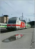 Nach 1994 Flugkilometern landeten wir in einem uns v�llig unbekannten Land und konnten dort interessantes fotografieren: Eine Re 460 sorry - die  VR Sr2 3224  verl�sst mit einem IC Helsinki. 
28. April 2012