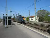 EG 3106 mit einem gemischten G�terzug aus Flensburg kommend bei der Durchfahrt durch den Bahnhof Neum�nster nach Hamburg am 23.04.2009