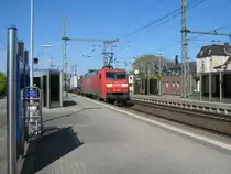 152 126-9 mit einem gemischten G�terzug aus Kiel kommend bei der Durchfahrt durch den Bahnhof Neum�nster nach Hamburg am 23.04.2009