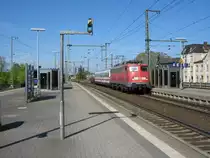 115 346-9 mit einem aufgearbeiteten IC Reisezugwagen und einem Rungenwagen, beladen mit Rads�tze aus dem AW Neum�nster auf der Fahrt durch den Bahnhof Neum�nster nach Hamburg am 23.04.2009