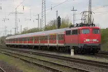 110 457 schiebt am 20.4.12 einen RB35 Verst�rker durch Ratingen-Lintorf.