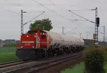 Die DE 86/272 024-7 der HGK mit f�nf Tankwagen bei Allerheiligen am 10.5.2012....im Regen....