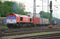 Die Class 66 DE6310  Griet  von Crossrail f�hrt mit viel Gas einem Containerzug von Aachen-West nach Belgien bei Abendstimmung am 11.5.2012.