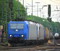 185 527-9 und 185 579-0  Adriana  beide von Crossrail fahren mit einem Containerzug von Aachen-West nach Italien und fahren in Richtung K�ln bei der Ausfahrt in Aachen-West  bei Abendstimmung am 11.5.2012.