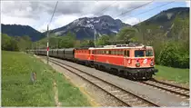 Durch das Ges�use, ziehen 1142 682 & 1144 040 den Erzleerzug 58667 von Selzthal nach Eisenerz, hier bei der Einfahrt in Frauenberg an der Enns.
10.5.2012 

