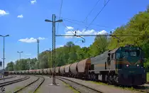 S� 664-107 mit G�terzug wartet in Pragersko f�r Weiterfahrt Richtung Hodo�. / 9.5.2012