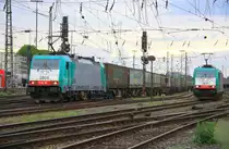 Die Cobra 2804 f�hrt mit einem LKW-Ambrogio-Zug aus Gallarate(I) �ber K�ln nach Muizen(B) bei der Ausfahrt in Aachen-West in Richtung Montzen/Belgien und im Hintergrund steht die Cobra 2843 mit einem gemischten G�terzug und wartet auf die Abfahrt nach K�ln-Gremberg bei Abendstimmung am 11.5.2012.