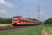 422 582-7 und ein weiterer 422 als S8 nach M�nchengladbach in B�ttgen am 04.05.2012