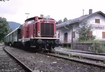 211 257-1 Warmensteinach, August 1985. Nach dem Umsetzen hat sie den Zug zur�ckgedr�ckt.