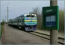 Der Dieseltriebzug 231 von Tallin erreicht p�nktlich die Endstation P�rnu.
Dieses Gleis, der Bahnsteig und der Fahrplan, ist alles was es als Bahnhof P�rnu noch zu sehen gibt. Das Bahnhofsgeb�ude wurde vermutlich kurz vorher abgerissen.
(03.05.2012)