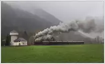 Die am 1. April 2012 von der “Traisen-G�lsental Regionalentwicklungs GmbH” �bernommene Anschlussbahn Traisental wurde am 15. April 2012 feierlich er�ffnet. Aus diesem Anlass verkehrte an diesem Tag von St. P�lten ausgehend ein Dampfsonderzug nach St. Aegyd/Nw. Urspr�nglich war f�r diese Fahrt 52.100 aus Strasshof angek�ndigt. Wegen �berschreitung der Achslast �bernahm im Endeffekt 93.1420 vom Verein „Neue Landesbahn“ die Bespannung des ausgebuchten Zuges. Nach den Pl�nen der �BB h�tte die 1893 erbaute Strecke bekanntlich eingestellt werden sollen, was f�r die gesamte Region eine Verlagerung des G�terverkehrs auf die Stra�e bedeutet h�tte. Mit der �bernahme der Strecke durch die “Traisen-G�lsental Regionalentwicklungs GmbH”, �brigens eine 100% Tochter des neu gegr�ndeten “Vereins Region Traisen-G�lsental”, ist auch in Zukunft ein �kologischen G�tertransport mit der Bahn im Traisental gesichert. Die Aufnahme zeigt den Sonderzug SR 14602 in Innerfahrafeld.