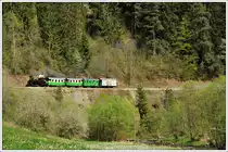U 8 am 29.4.2012 mit einem Foto GmP kurz vor der Einfahrt in den 106 Meter langen Kirchleiten-Tunnel.