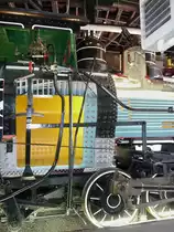 Schnitt durch eine Dampflok, Feuerb�chse und Kessel mit Dom. Hellblau die wasserumsp�lten Rauchrohre, dar�ber wei� f�r Dampf.
 Steamtown  Scranton, PA (4.6.09). 