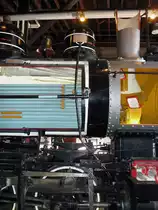 Schnitt durch eine Dampflok, �bergang vom Kessel zur Rauchkammer, dar�ber der Sandkasten mit Sandfallrohr. 
 Steamtown  Scranton, PA (4.6.09). 