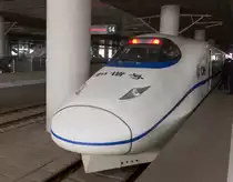 Gerade angekommen und schon wieder bereit der R�ckfahrt: CRH2C (CRH2-300) im Bahnhof von Xi'an vor der R�ckfahrt nach Zhengzhou. (23.03.2012) 