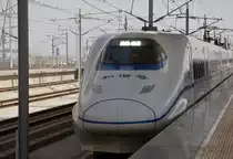 Der CRH2C (CRH2-300) ist eine leistungsst�rkere achtteilige Variante des CRH2 mit sechs statt vier angetriebenen Wagen, die in zwei Serien zu je 30 Z�gen gebaut wurde. Die erste Serie hat eine H�chstgeschwindigkeit von 350 km/h, die zweite (hier einer der Z�ge im Bahnhof Luoyang) eine solche von 380 km/h. (23.03.2012) 