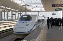 Einfahrt des CRH2C (CRH2-300) von Zhengzhou nach Xi'an in den Bahnhof Luoyang auf Gleis 4. (23.03.2012)