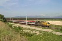 1216.210 mit EC-78 vor der Kulisse des Schneeberges vor Wr.Neustadt am 12.5.12