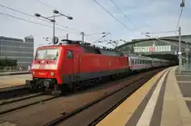 Hier 120 154-0 mit IC140 von Berlin Ostbahnhof nach Amersfoort, bei der Ausfahrt am 30.4.2012 aus Berlin Hbf.