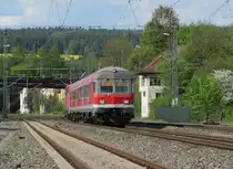 Eine Regionalbahn von Saalfeld nach Bamberg erreicht am 8. Mai 2012 mit f�hrendem Karlsruher Steuerwagen (ohne Zugzielanzeige und DB-Logo) den Kronacher Bahnhof.