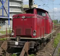 212 133-3 bei sonnigem Wetter abgestellt im Mannheimer Hbf. (12.05.12)
