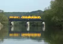 Am 30.04.12 gegen 10:13 Uhr �berquert ein Fahrzeug der DB Netzinstandhaltung gezogen von einer ex V100 (?) die Saalebr�cke kurz vor dem Oeblitz-Wehr in Richtung Naumburg
Es d�rfte sich um den  Leipziger  711-207 handeln.
