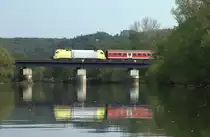 Hier, kurz vor dem Oeblitz - Wehr flie�t die Saale gem�chlich, w�hrendessen auf der
Saalebahn am 30.04.2012 eine RB aus Eisenach mit einer Dispolock gegen 10:13 Uhr
auf dem Wege nach Halle (Saale) abgelichtet werden kann. 