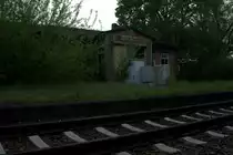 Friedlich schlummert der Haltepunkt Dehlitz hinter B�umen und drei Schaltschr�nken am 30.04.12 gegen 19:48 Uhr im letzten Abedlicht. Heute wird diese Strecke als 
Kohlenbahn genutzt. 