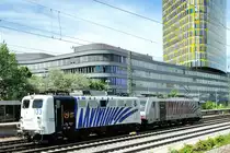 Es sollte der Tag der Werbeloks werden. Der 11.05.2012 wird Peter Pl�sch und mir noch lange in Erinnerung bleiben. Morgens die  Biergarten-Lok  und nach unserem Wechsel zum Heimeranplatz in M�nchen ging es richtig los. Ein  Lokomotion-P�rchen 
er�ffnete den Reigen. 186 283 mit 139 133. Geschwungene Linien im Kontrast zur Architektur...