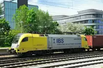 Lokportrait von ES 64 U2 - 096  IBS Consulting , auf dem Weg Richtung Rosenheim mit einem Containerzug. (M�nchen - Heimeranplatz, 11.05.12)