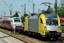 ES 64 U2 - 012 mit einem ganz besonderen  Anh�ngsel : Ein V 250 von Ansaldobreda. Spa�eshalber winkte ich dem Tf zu und er kam meiner Geste nach und zog den Zug aufgrund eines roten Signals nochmal 50m vor. Durch das ge�ffnete Fenster erkl�rte er uns, dass dieser  Italiener  vom Siemens Testcenter Wegberg-Wildenrath nach Italien zur�ck�berf�hrt wird und er sich nun auf den Weg Richtung Brenner mache. LG an Ihn und Dank f�r die freundliche Auskunft. PS: Das n�chste Mal fahren wir mit... zwinker.
(M�nchen - Heimeranplatz, 11.05.2012)