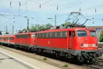 Die  doppelte  B�gelfalte vor einer �berfahrungsfahrt nach M�nchen - Ost. 110 491-8 mit ab geb�gelter  Schwester. (M�nchen - Heimeranplatz, 11.05.12).