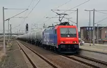 482 037 der SBB Cargo fuhr am 10.04.12 mit einem Kesselwagenzug durch Bitterfeld Richtung Halle(S). Momentan ist sie f�r InfraLeuna im Einsatz.