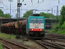 Mit einem langen Schotterwagen Ganzzug (Fcs) kommt Cobra 186 214 (2822) am 11.05.2012 �ber die Montzenroute von Belgien nach Aachen West.