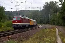 232 223 f�hrt am 07.08.2011 mit einem schweren Bauzug aus Kreiensen heraus.